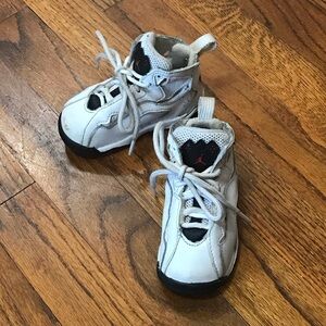 Air Jordan Toddler Shoes Athletic White & Black
Size 5 C Toddler
Smoke Free Home